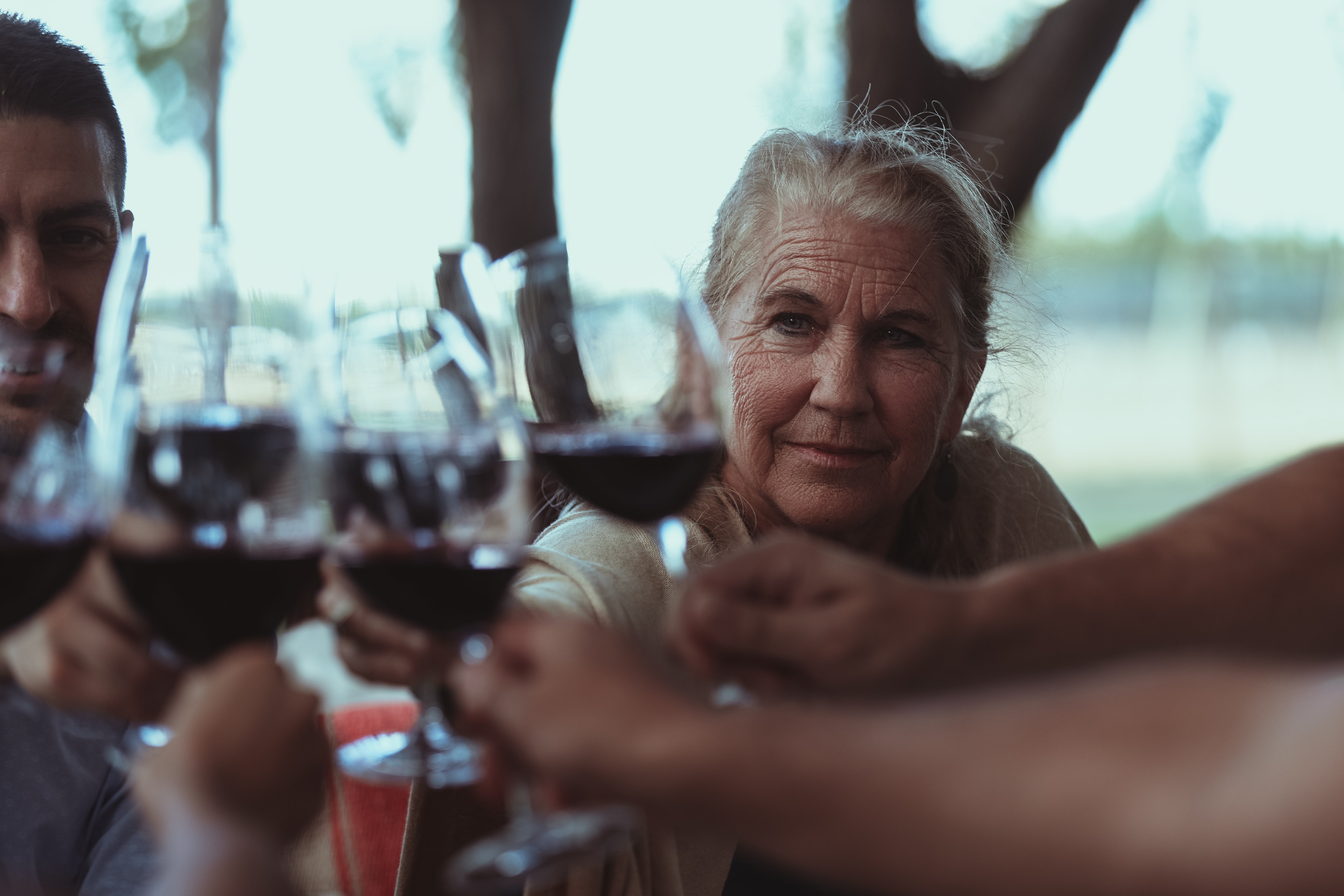 Servicio de Red Blend en una degustación de Familia Morgan